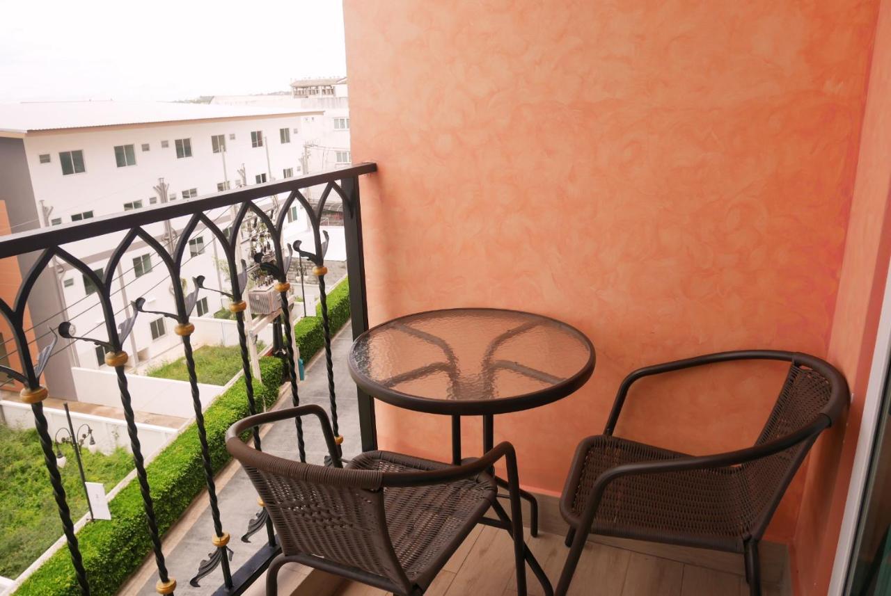 Seven Seas Resort Pattaya & Sofa Bed Джомтиен Бийч Екстериор снимка