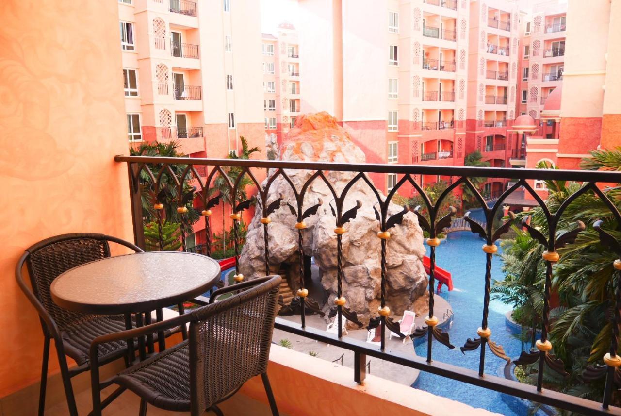 Seven Seas Resort Pattaya & Sofa Bed Джомтиен Бийч Екстериор снимка